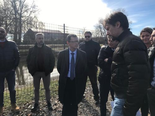 L'assessore alle Risorse agroalimentari e forestali, Stefano Zannier, durante il sopralluogo effettuato al cantiere in corso nel bacino Vittoria, tra i Comuni di Grado e Fiumicello, ad opera del Consorzio bonifica pianura friulana.